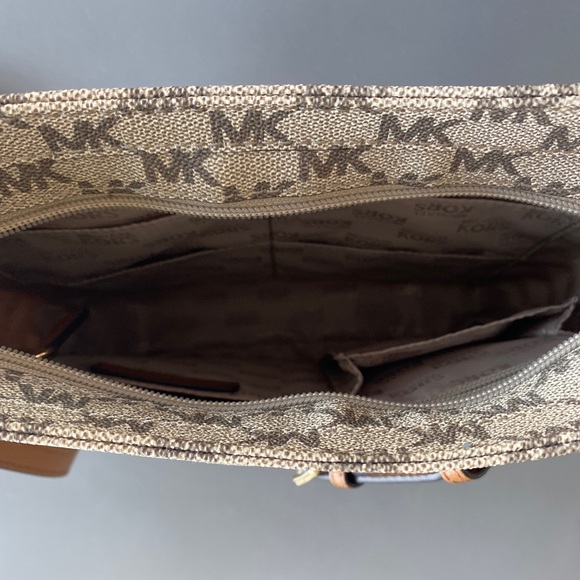 Michael Kors Jet Set Messenger - Picture 4 of 5